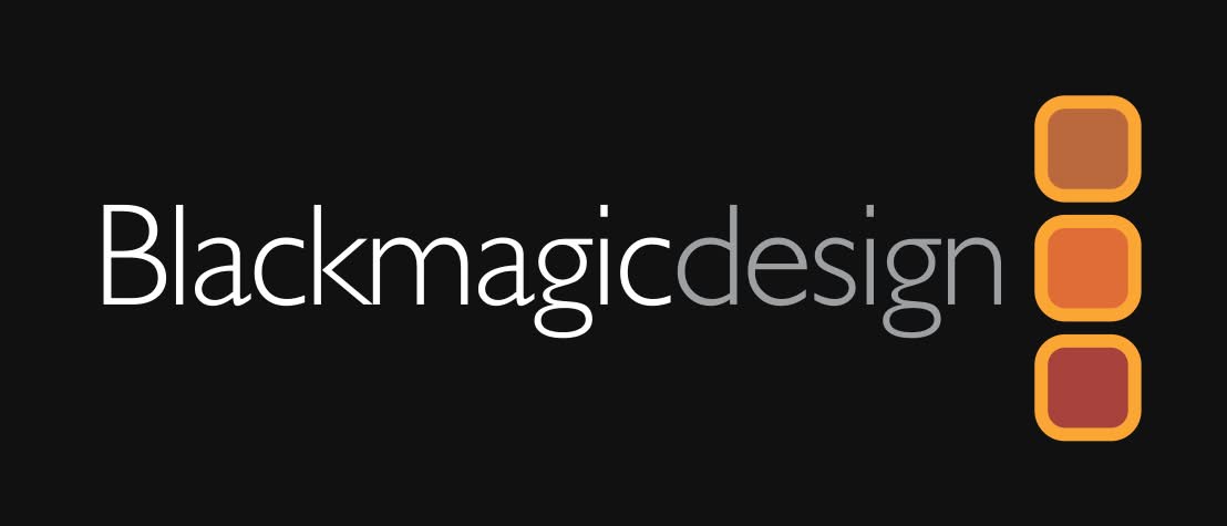 Logo Blackmagic Design con scritta bianca e grigia e tre riquadri arancioni e rossi